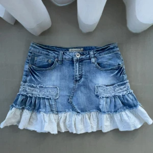 Jeanskjol med volanger ❣️❣️❣️ - Säljer denna söta jeanskjol med volanger❣️❣️ kontakta för mått 