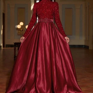 Vin röd klänning  - Byst:88.0 höjd:173.0 midja:62 höfter:89