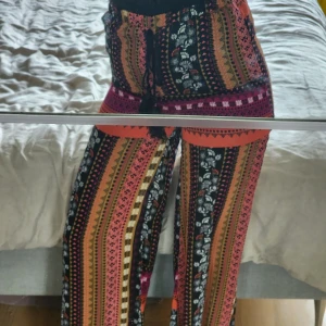 Festival byxor - Säljer dess otroligt fina byxor i ett väldigt flowy material. Perfekt nu till sommarn och alla festligheter. Storlek s knappt anvönds