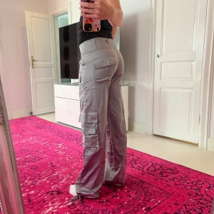 Lågmidjade Cargobyxor med paljetter  - Lågmidjade Cargobyxor med paljetter och fina detaljer, storlek 38 