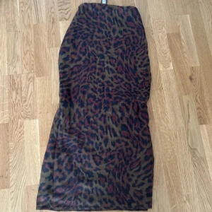 Leopard kjol - Aldrig använd med prislapp. Maxi Mesh kjol med underkjol. 105 cm lång