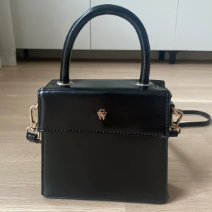 Handväska - Superfin Carin Wester handväska som är köpt på Åhléns och knappt använd💗 (skriv för mer bilder och info)