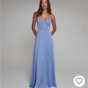 Blå balklänning - Säljer denna fina balklänning ifrån nelly använd en gång då den är i perfekt skick 💕