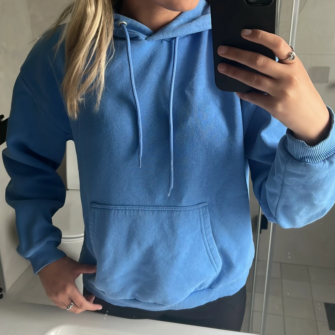 Blå hoodie