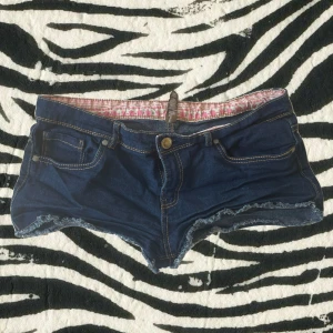 Lågmidjade shorts - Skick: bra, 💋Defekter: inga, 💋Midja rakt över: 39cm, 💋 Pris går alltid att diskuteras!🫶🏼💯 Checka in våra andra annonser!🍸💋