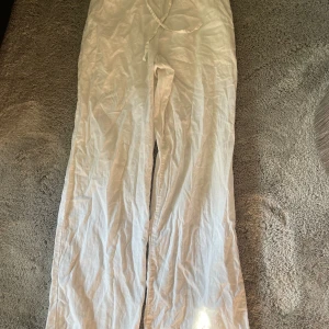 linnebyxor för barn stl 146-152 - storleken på linnebyxorna är 146-152. Nypriset på byxorna är 350 eller 400kr, kommer inte ihåg. Har bara används 2 gånger och kommer att strykas innan de fraktas. priset på byxorna kan diskuteras 💓💓 frakt ingår i priset💓