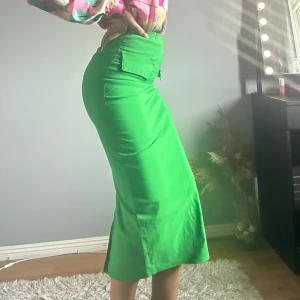 Midaxi Grön tigjt kjol från Boohoo i fint skick - Midaxi Grön tight kjol från Boohoo i fint skick