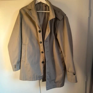 Jacka - Bortsätt från ett hål höger skuldra är den i bra skick 