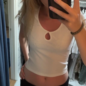 Bikbok tröja ?❤️ - Jätte söt ribbad top från bikbok ❤️ Köpt för 2 år sedan och knappt använd. Tror ej man kan köpa längre💞