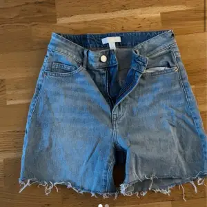 Jeans shorts i storlek xs från Hm. 