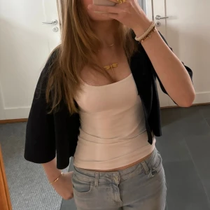 Mörkblå bolero - Mörkblå bolero super snygg, man kan knäppa framtill. Storlek m men passar mig som har xs/s i vanliga fall🤗