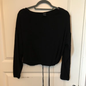 Ribbad tröja med snörning - Ribbad tröja med snörning i fint skick