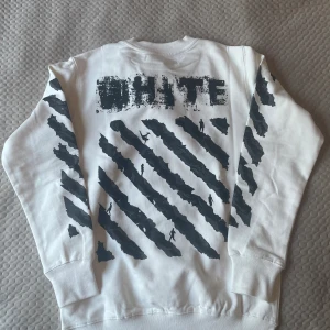 Off White Sweatshirt tröja Ny Stl M - Helt ny sweatshirt tröja från Off-white i originalförpackning med taggarna kvar. Aldrig använd. Storlek M 