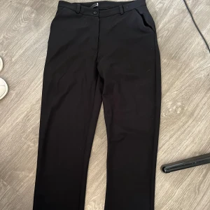 Kostymbyxor - Super fina kostymbyxor från lager stl M, använda endast nån gång, bara lappen med storleken som lossnad på ena sidan🥰