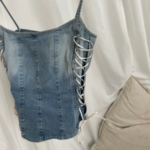 Jeans korsett med snörning - Justerbar jeans korsett med snörningar. Köpt för 800kr verkligen jätte bra kvalitet. 0 defekter och använd 1 gång 