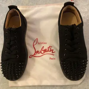 Christian Louboutin   Frifrakt  Använda 3-4 gånger  Nypris 7999kr  Kan bytas mot något i samma värde kom med förslag 