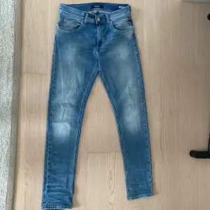 Replay jeans i modell Wallys.  otroligt bra skick. snygg fade och storlek 14Y