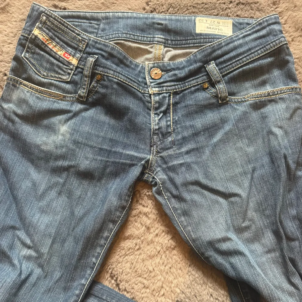 lågmidjade jeans från diesel med rosetter i storlek 27/32, midjemått runtom: 68 cm, innerbenslängd: 81 cm ⭐️ använd ”köp nu”. 9/6-2024 . Jeans & Byxor.