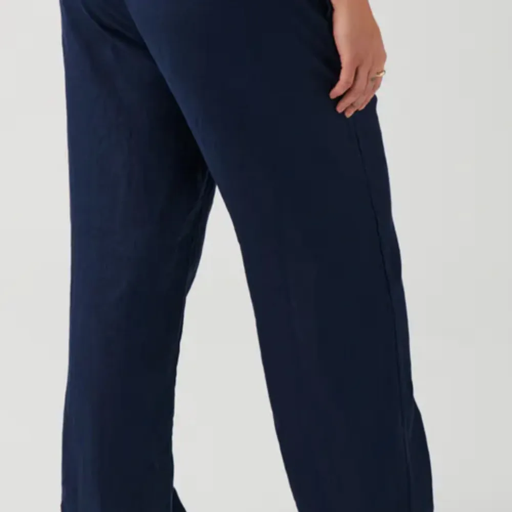 Säljer ett par marinblå kostymbyxor i linne från Gina Tricot premium kollektion. Storlek 34, har använt de 2 gånger men har nu ändrat storlek. Nypris 499kr när jag köpte dem. . Jeans & Byxor.