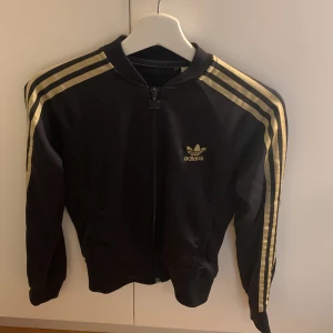 ADIDAS TRÖJA  - Säljer denna fina adidas tröjan 