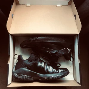 Jordan Jumpman Hustle - Hej 😃!  Jag säljer mina svarta Jordan Jumpman Hustle-skor. De är använda men har blivit väl omhändertagna. Anledningen till försäljningen är att jag har vuxit ur dem, men de är fortfarande i bra skick och kan användas i flera år framöver.   Mvh