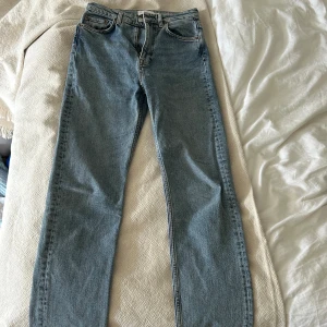 Raka jeans - Supersköna och snygga raka jeans från &other stories! Lite tajtare i modellen upptill (beror såklart på kroppsform), men helt raka nertill💕storlek 27/30