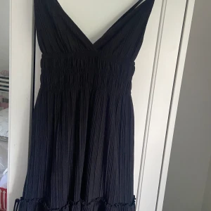 gina klänning - super söt svart klänning från gina tricot som tyvärr inte kmr till användning så mycket! storlek xs