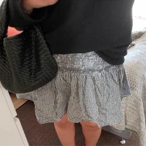 Kjol - Supergullig kjol! Typ oanvänd. Stretch i midjan så passar S-L💕