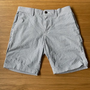 Tommy Hilfiger chino shorts - Ej använda, marin blå / vit, något crepat tyg. 45,5 cm i längd.