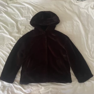 Faux fur jacket  - Fuskpäls jacka från Zara i storlek XS^_^