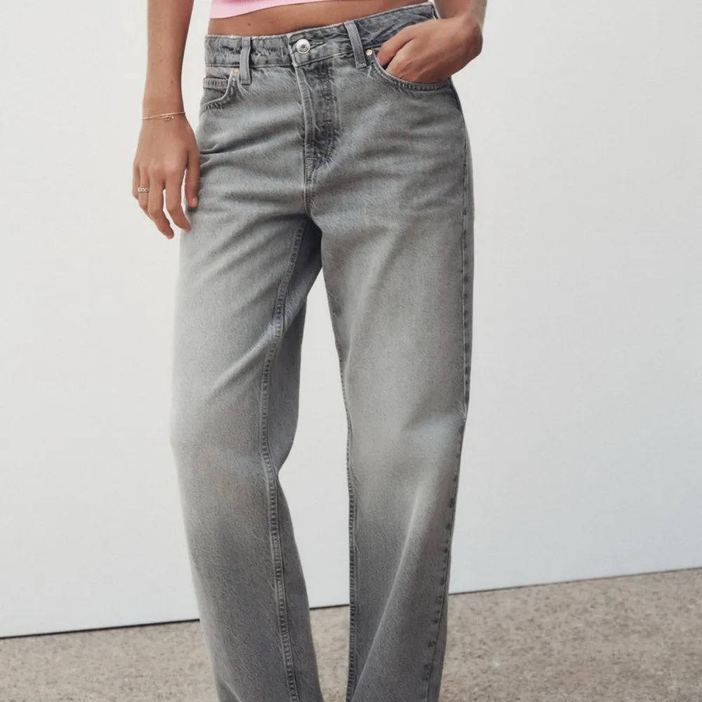 Gråa straight jeans från Zara, sitter super fint men används tyvärr inte längre🩶. Jeans & Byxor.
