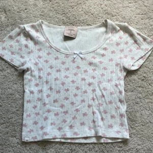 Crop top  - Jättefin crop top med ett rosa blommigt mönster på!😩tyvärr för liten för mig och min smak. 