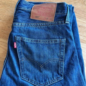 Mörkblå Levis 501 - Mörkblå Levis 501 inte använda särskilt mycket och i bra skick! 