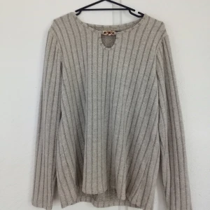 Långärmad tröja  - Säljer en oanvänd långärmad tröja strl M, köptes på shein för 120kr. Säljer då jag ångrade köpet. Säljer den för 50kr + FRAKT! 