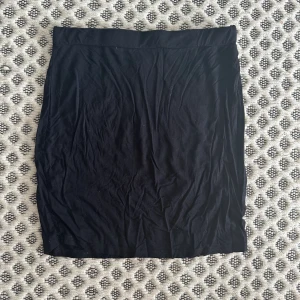 Minikjol - Säljer denna svarta stretchiga minikjol i storlek l. Tycker dock den sitter som m
