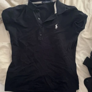 Ralph lauren - Säljer denna as snygga ralph lauren piken som tyvärr inte kommer till användning. Storlek S och sitter som en smäck på mig som brukar ha S💕 
