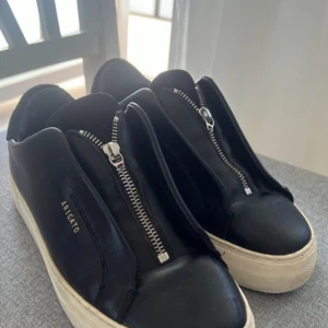 Arigato skor - Dessa fantastiska arigato skor säljs inte längre i deras hemsida så ta chansen o köp dom begagnade. Har knappt haft på mig dom och känner att dom inte används så ofta så tycker att nån annan kan använda dom oftare