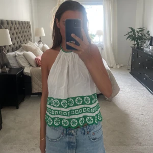 Topp  - Fin topp med gröna detaljer 