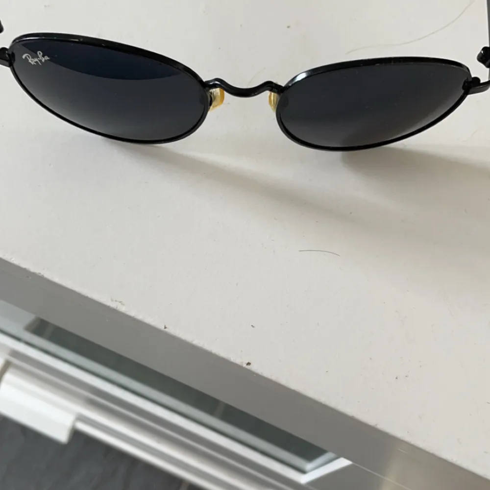 Säljer dessa raybans som jag använt fåtal gånger. Skick 8/10 en bokstav som nästan försvunnit, annars topp skick. Köpta för ca 1099kr. Övrigt.