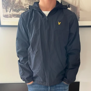 Lyle & Scott vindjacka - Säljer schysst marinblå Lyle & Scott vindjacka! Perfekt till blåsigare och kyligare sommardagar. Knappt använd så extremt bra skick! Storlek M, normal i storleken 🔥 Nypris är 999 kr, mitt pris: 249 🕺🏼 hör av er vid frågor eller funderingar! 