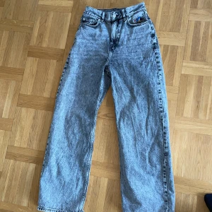 Cava company jeans - Säljer mina cava jeans då de inte använda längre. Knappt använda, en skön baggy modell med fränt tryck i fickan. Nypris 800/500 mitt pris 300