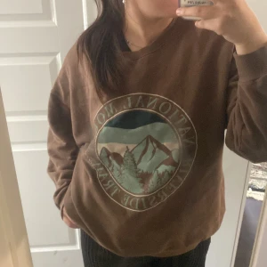 PULL&BEAR sweater - Den är super fin och har andvänts några gånger. Den har ett yettebra kvalite och har finaste trycket på framsidan. 