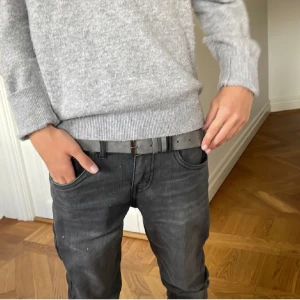 Grått mocka bälte - Du kan förbeställa våra slutsålda mocka bälten genom och köpa nu så skickas det till dig 1 juli. Det finns mer en bara 1 par som kan beställas på grund av att vi säljer till företag.