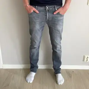 Ett par riktigt fräscha jeans från Jacob Cohen! Jeansen är i toppenskick, 9/10! Modellen på bilden är 183 cm lång, och väger ca 70 kg. Hör av dig vid intresse! 💫