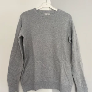 Mango finstickad tröja - Tja! Säljer denna finstickade tröja från mango. Den är i storleken XS och skicket är 8/10. Jag säljer tröjan för 60 Kr skriv om ni har några frågor eller funderingar och priset kan diskuteras vid snabb affär.