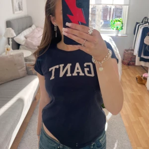 Blå T-shirt Gant - Hej! Säljer min mörkblåa t-shirt från GANT💓Köpt från Zalando för 449kr och är använd fåtal gånger. Storlek XS men passar även S. Kom gärna med prisförslag🌟💕