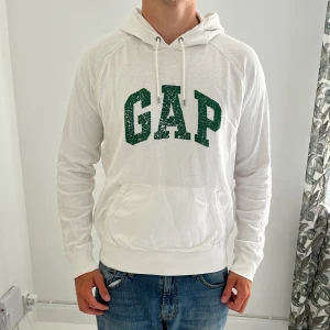 Vintagehoodie - Super snygg vintagehoodie av märket GAP.  Helt ok skick men har använts flitigt! Storlek:M   Tveka inte att höra av dig om du är intresserad!🙂