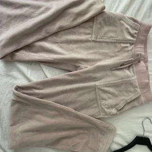 Juicy couture byxor S - Ett par juicy couture byxor i storlek S  Färgen är ljusrosa dom är i ett bra skick💕 Köparen står för frakten