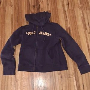 Ralph Lauren tröja - Säljer min Polo Jeans kofta i storlek XS. 8/10 skick. Säljer den för 230 kr, men priset kan diskuteras.
