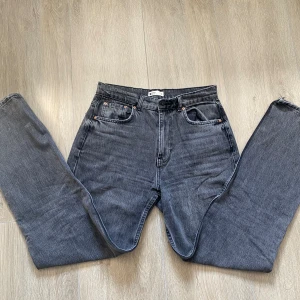 Straight high waist jeans  - Säljer dessa mörkgrå straight high waisted jeansen från Gina Tricot. 